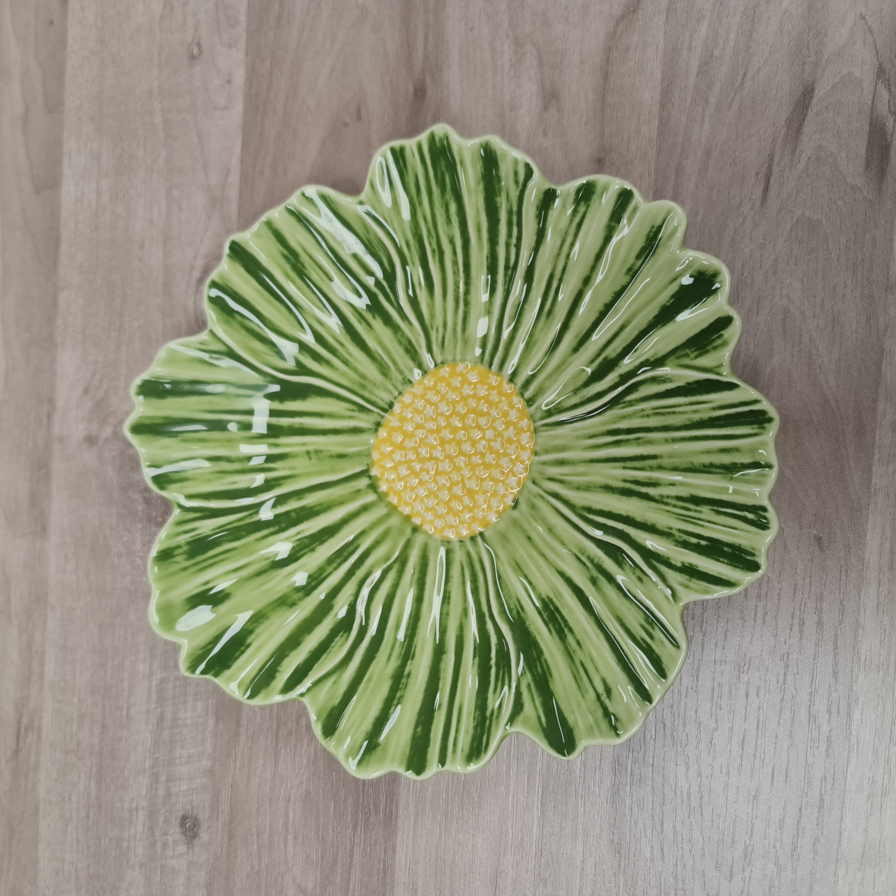 Green Daisy with yellow centre plate