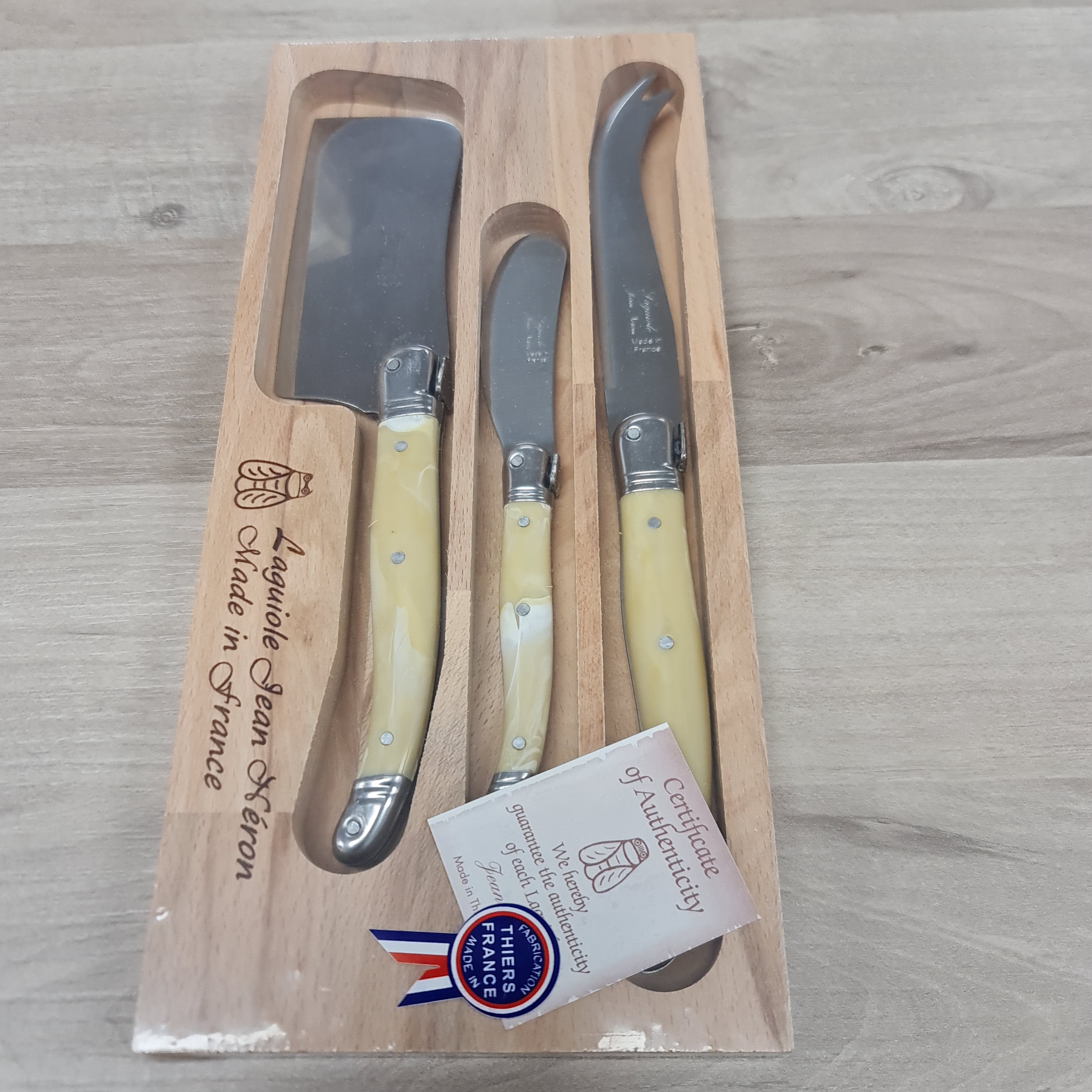Horn coloured 3 piece set of cheese knives