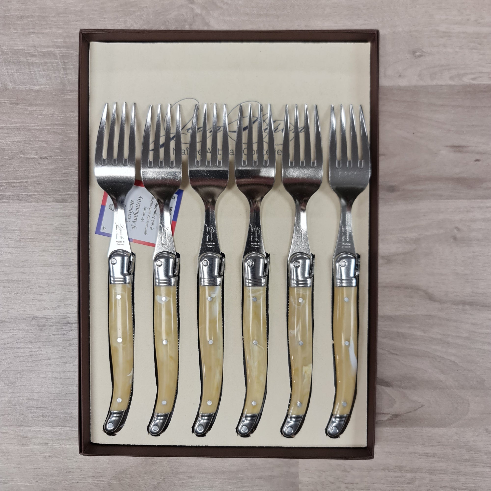 Horncoloured handlel aguiole forks with bee desing in a set of 