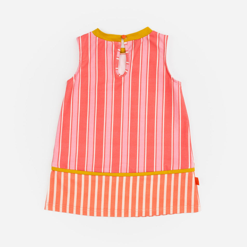 Das Ist Maruice Sleeveless Dress in Coral at Cerise. The relaxed A-line silhouette provides plenty of room for movement, making this sleeveless kids’ dress ideal for active days. Featuring bold coral and peach stripes, the dress has a fun retro-inspired look with a vibrant mustard yellow neckline and contrasting trim