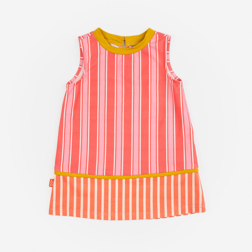 Das Ist Maruice Sleeveless Dress in Coral at Cerise. The relaxed A-line silhouette provides plenty of room for movement, making this sleeveless kids’ dress ideal for active days. Featuring bold coral and peach stripes, the dress has a fun retro-inspired look with a vibrant mustard yellow neckline and contrasting trim
