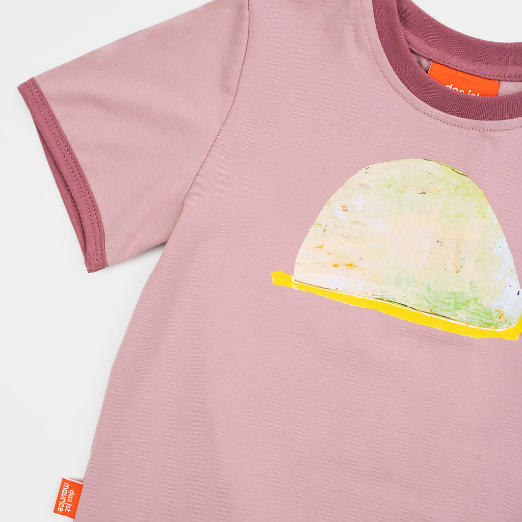 Das Ist Maurice Sammy the Snail T Shirt at Cerise. Set against a beautiful dusty rose base, the T-shirt features exclusive hand-illustrated Sammy the Snail artwork across the front.