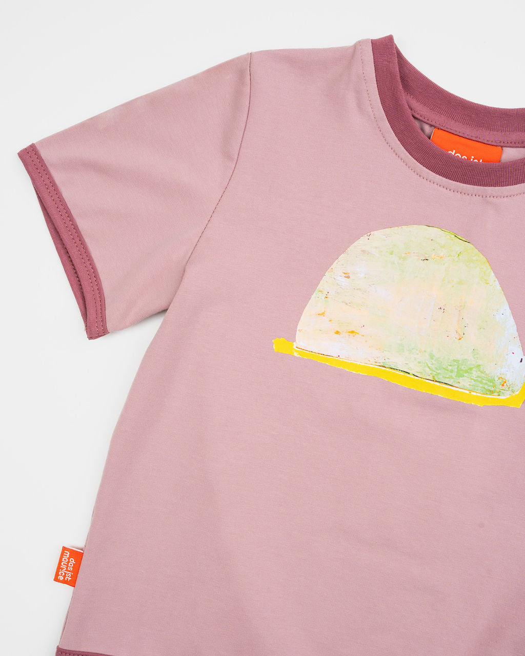 Das Ist Maurice Sammy the Snail T Shirt at Cerise. Set against a beautiful dusty rose base, the T-shirt features exclusive hand-illustrated Sammy the Snail artwork across the front.