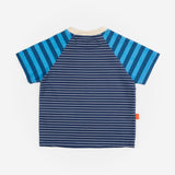 Das Ist Maurice Tshirtin Seabreeze Stripe at Cerise.  Contrasting blue and navy vertical stripes on the raglan sleeves create a fun mix of patterns and colour, giving this striped kids’ T-shirt a distinctive Das Ist Maurice finish. The combination of classic stripes and playful colour blocking makes it an easy piece to style with kids’ shorts, pants or jeans.