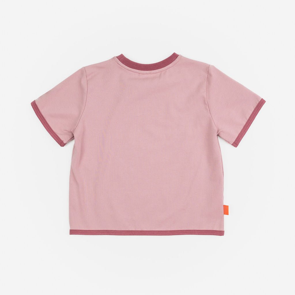 Das Ist Maurice Sammy the Snail T Shirt at Cerise. Set against a beautiful dusty rose base, the T-shirt features exclusive hand-illustrated Sammy the Snail artwork across the front.