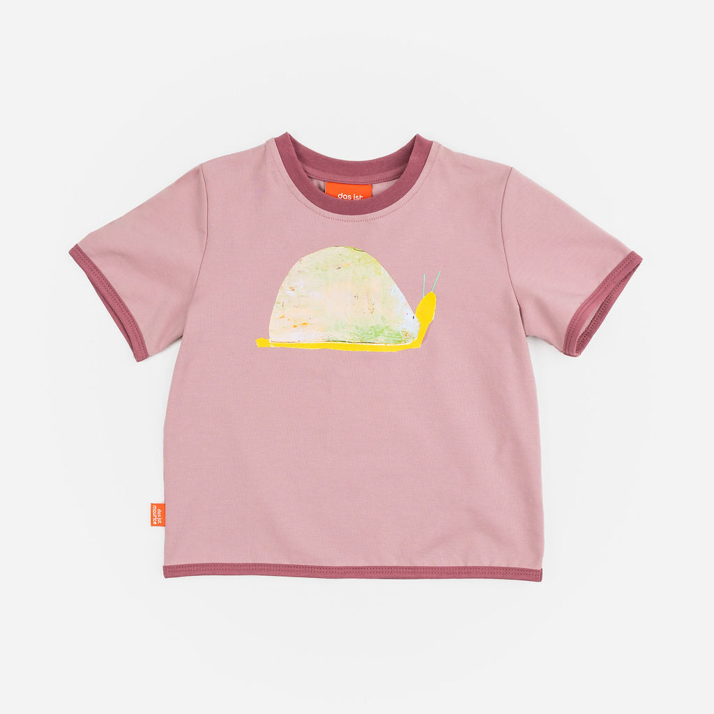 Das Ist Maurice Sammy the Snail T Shirt at Cerise. Set against a beautiful dusty rose base, the T-shirt features exclusive hand-illustrated Sammy the Snail artwork across the front.