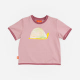 Das Ist Maurice Sammy the Snail T Shirt at Cerise. Set against a beautiful dusty rose base, the T-shirt features exclusive hand-illustrated Sammy the Snail artwork across the front.