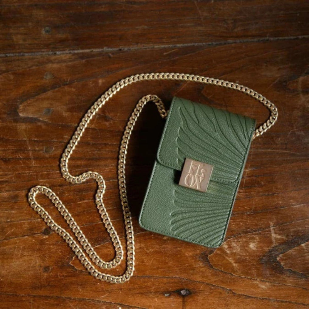 Inspired by the shared landscapes of Aotearoa New Zealand and Australia, the Flox Antipodes Collection celebrates colour, flora, fauna and the natural world. Designed for life on the move, the City Pouch at Cerise is a versatile accessory for keeping smaller essentials together whether you're travelling, commuting or heading out for the day. Made from Vegan leather and featuring an elegant gold chain.