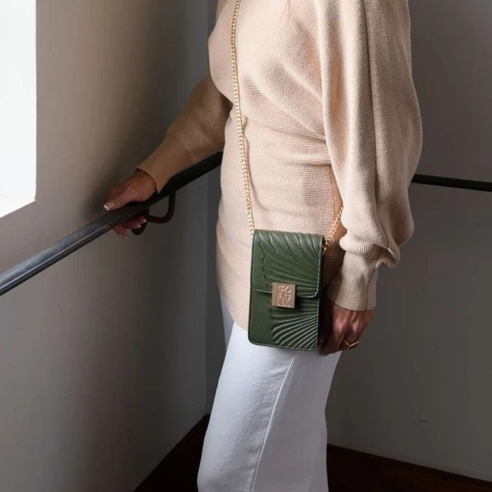 Designed for life on the move, the Flox City Pouch at Cerise is a versatile accessory for keeping smaller essentials together whether you're travelling, commuting or heading out for the day. A great little crossbody bag made from Vegan leather and featuring an elegant gold chain.