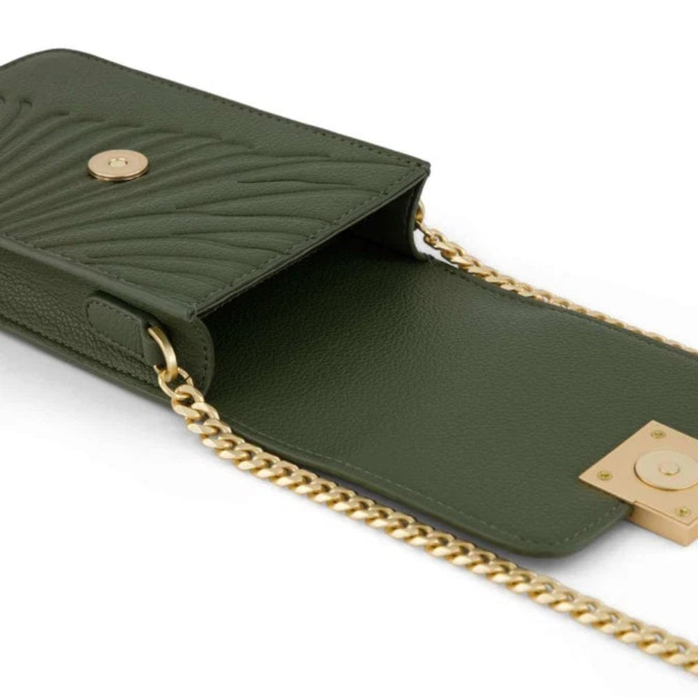 Designed for life on the move, the Flox City Pouch at Cerise is a versatile accessory for keeping smaller essentials together whether you're travelling, commuting or heading out for the day. Has a magnetic closure clasp, made from Vegan leather and featuring an elegant gold chain.