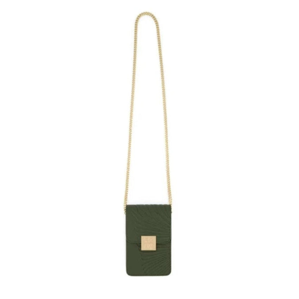 Designed for life on the move, the Flox City Pouch at Cerise is a versatile accessory for keeping smaller essentials together whether you're travelling, commuting or heading out for the day. Made from Vegan leather and featuring an elegant gold chain.