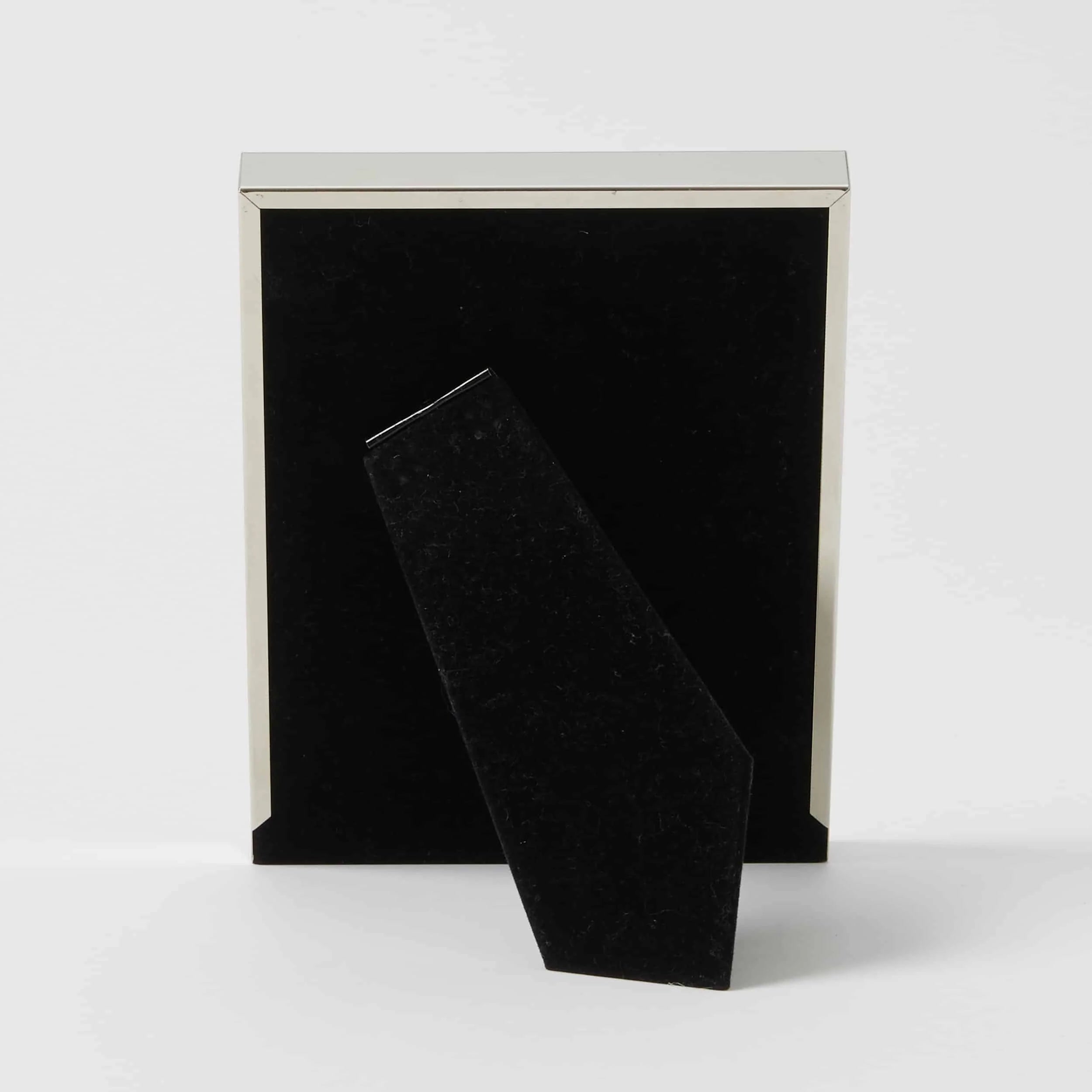 Florence Photo Frame with silver rim and linen edges, black flocking on back