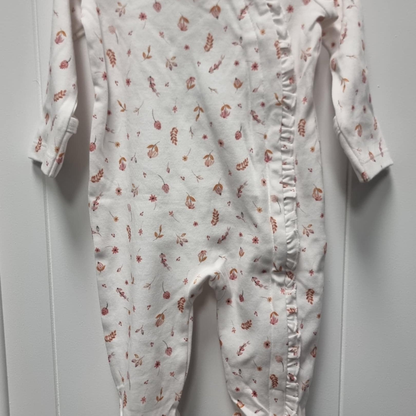 Baby onesie with floral pattern 