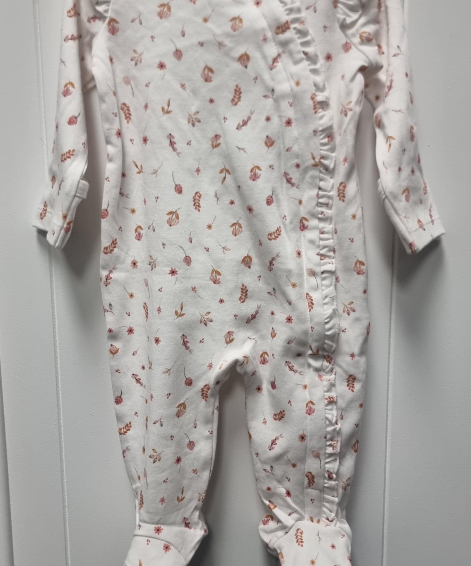 Baby onesie with floral pattern 