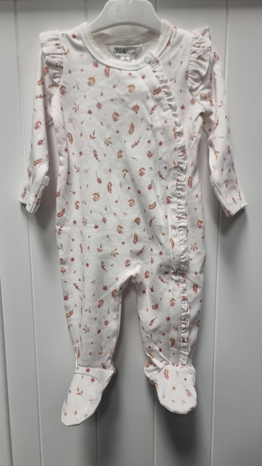 Baby onesie with floral pattern 
