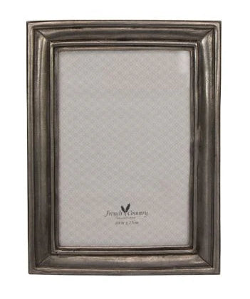 Pewter photo frame with narrow edge to take a 4 x 6 inch photo  