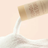 Pouring suinday Culture sand wax from container - cerise