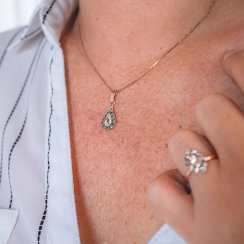 Simply Italian Bright Crystal Teardrop Pendant on a 45cm Chain.  Made from a sterling silver base and plated in 18K Rose Gold with stunning swarovski crystal.  Hands delicately at the neckline and  comes Gift boxed at Cerise.