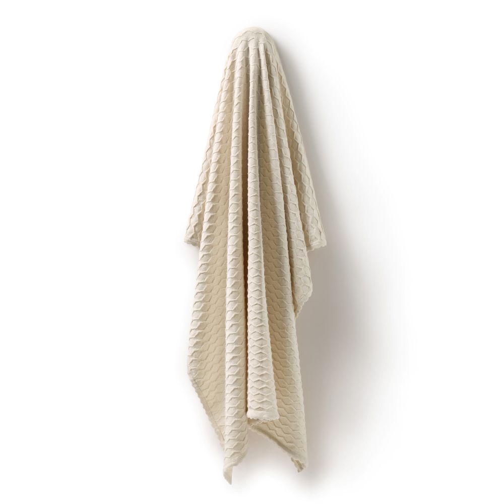 Wilson & Frenchy Milk Cloud Organic Knitted Chevron Blanket at Cerise. Featuring a timeless all-over chevron knit design, the Milk Cloud blanket combines classic style with everyday practicality. Measuring a generous 100 cm x 100 cm, it’s perfectly sized for newborn cuddles, pram strolls, nursery styling and keeping your little one cosy at home or on the go.