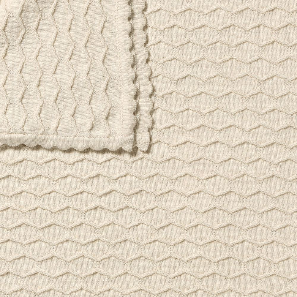Wilson & Frenchy Milk Cloud Organic Knitted Chevron Blanket at Cerise. Featuring a timeless all-over chevron knit design, the Milk Cloud blanket combines classic style with everyday practicality. Measuring a generous 100 cm x 100 cm, it’s perfectly sized for newborn cuddles, pram strolls, nursery styling and keeping your little one cosy at home or on the go.