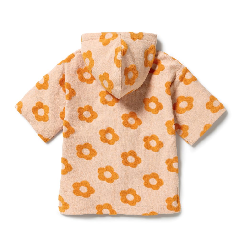 Wilson & Frenchy Daisy Glow Organic Terry Hooded Towel at Cerise. Designed with a practical zip-up front, this mid-length hooded towel is easy to pop on when it’s time to get dry. The relaxed fit allows plenty of room for comfortable movement, while two handy front patch pockets provide a practical place for little hands or small treasures.