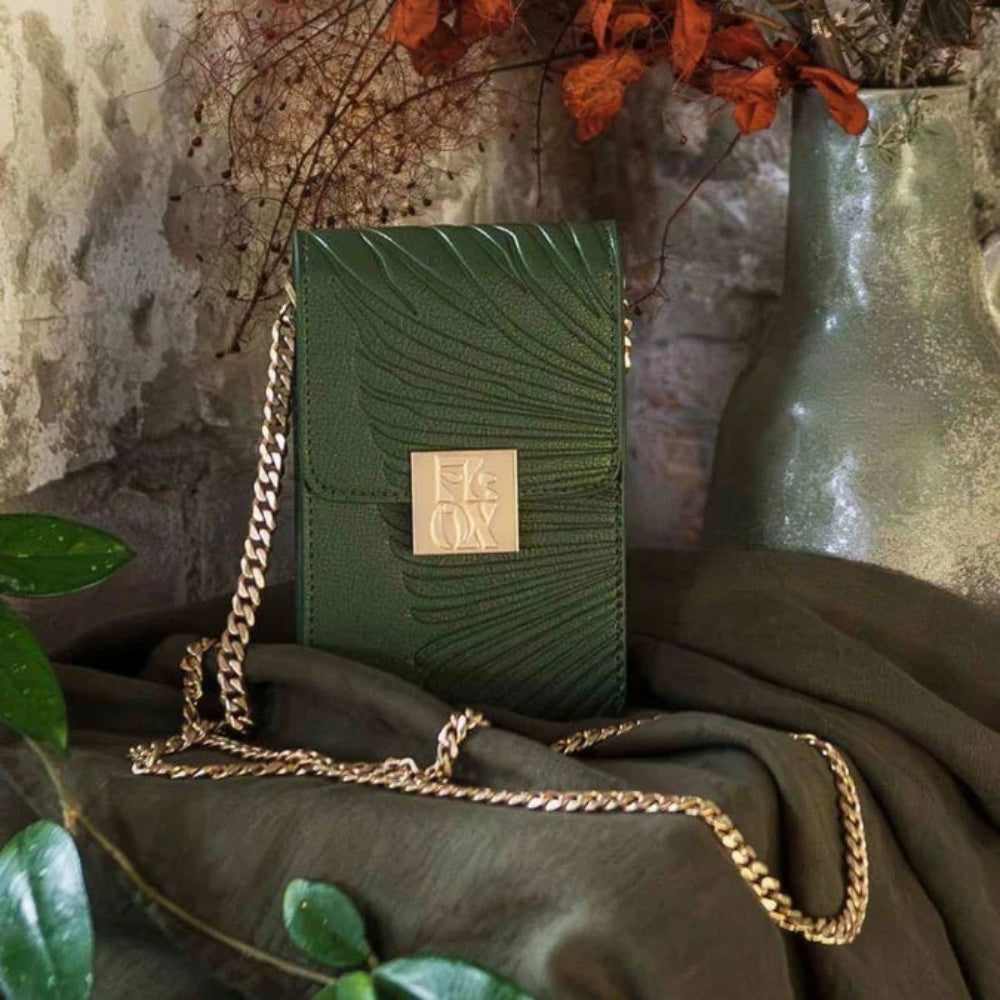Designed for life on the move, the Flox City Pouch at Cerise is a versatile accessory for keeping smaller essentials together whether you're travelling, commuting or heading out for the day. Featuring the iconic Flox logo, made from Vegan leather and hangs from an elegant gold chain.